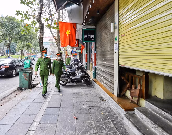 Tổ công tác Công an Phường Trúc Bạch kiểm tra quán cà phê Aha trên phố Cửa Bắc.