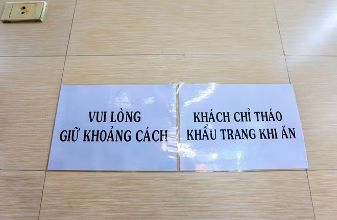 Bên trong quán có dán thông báo đề nghị khách hàng tuân thủ quy định phòng dịch COVID-19.