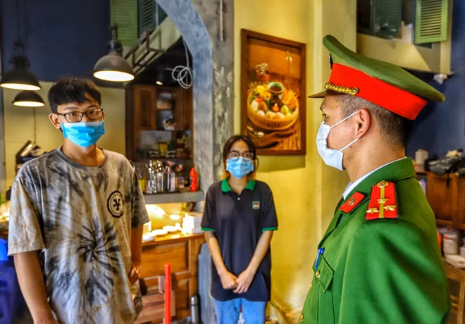 Do đã chuyển qua hình thức bán hàng mang về và bán trực tuyến qua mạng nên tại đây chỉ còn lại các nhân viên và không nhận khách ngồi tại quán, tuy nhiên lực lượng Công an vẫn nhắc nhở chủ kinh doanh đảm bảo công tác phòng dịch.