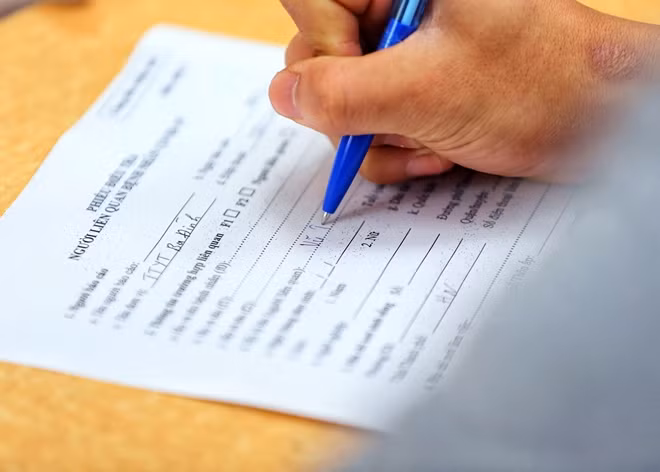 Phiếu điều tra thông tin sàng lọc công dân nhập ngũ được các nhân viên dịch tễ quận Ba Đình kiểm tra cẩn thận.