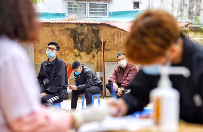 Theo Thiếu tướng Bùi Trọng Quỳnh, Phó Tư lệnh - Tham mưu trưởng Bộ Tư lệnh Thủ đô Hà Nội, cho biết, Bộ Tư lệnh Thủ đô Hà Nội đã tham mưu cho Hội đồng Nghĩa vụ quân sự thành phố Hà Nội chỉ đạo các địa phương tăng cường trang thiết bị ngay từ bước sơ tuyển ở cấp xã và các Hội đồng khám tuyển nghĩa vụ quân sự cấp huyện, hạn chế thấp nhất các công dân dùng thủ thuật và một số loại dược liệu làm thay đổi kết quả khám nhằm trốn, tránh nghĩa vụ quân sự. Đến nay, trên địa bàn, việc phát lệnh gọi nhập ngũ đến các công dân đúng thời gian quy định, có tỷ lệ dự phòng phù hợp, bảo đảm hoàn thành 100% chỉ tiêu được giao…
