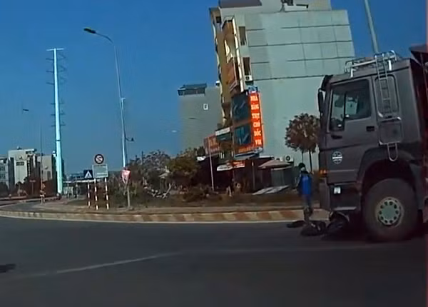 Nam thanh niên đứng bật dậy ngay sau tai nạn. Nam thanh niên đứng bật dậy ngay sau tai nạn.