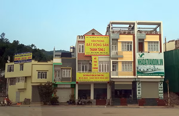Các sàn giao dịch ở Vân Đồn trở nên vắng vẻ hơnsau Quyết định của tỉnh Quảng Ninh Các sàn giao dịch ở Vân Đồn trở nên vắng vẻ hơnsau Quyết định của tỉnh Quảng Ninh