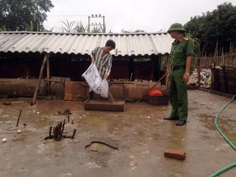 Thượng uý Phạm Công Đán hướng dẫn phạm nhân lao động.