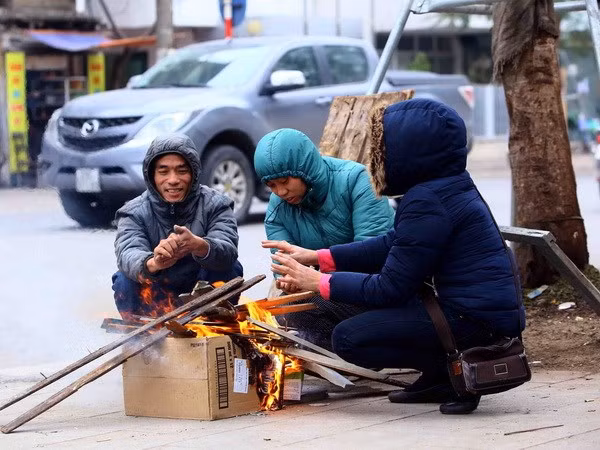 Người dân đốt lửa sưởi ấm trên vỉa hè để chống lại cái rét buốt, tê tái của mùa đông. Người dân đốt lửa sưởi ấm trên vỉa hè để chống lại cái rét buốt, tê tái của mùa đông.