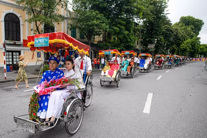 Đám rước dâu theo phong cách Hà Nội xưa được tái hiện với sự tham gia của NSƯT Minh Vượng, NSND Minh Hòa, NSƯT Thu Hà, NSƯT Công Lý...