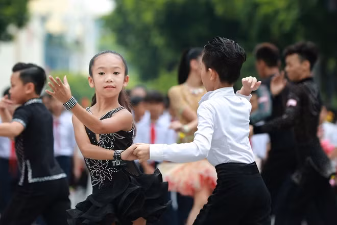 Các em nhỏ của Hà Nội trong điệu dance sport.
