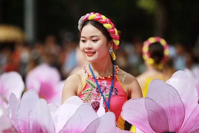 Nét đẹp rạng ngời của một nữ nghệ sĩ tại lễ hội đường phố