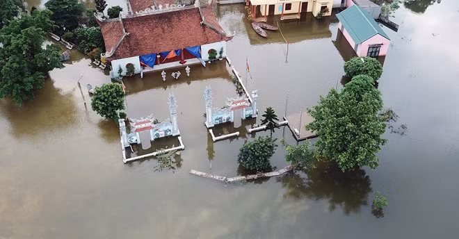 Liên tục đối diện với thiên tai trong 1 năm trở lại đây, người dân nơi đây cảm thấy rất mệt mỏi bởi chưa biết đến lúc nào nước mới rút hết toàn bộ và liệu họ có còn phải đón nhận thêm một "kỳ ngập" nào nữa hay không.