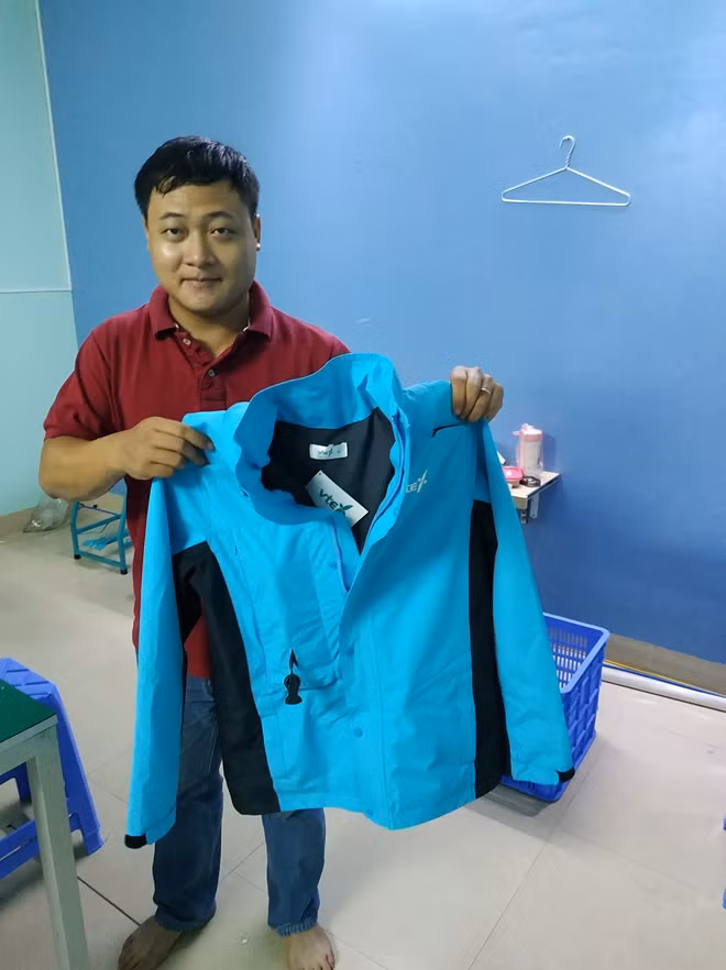 Anh Nguyễn Trọng Xuyên và sản phẩm áo túi khí của nhóm.
