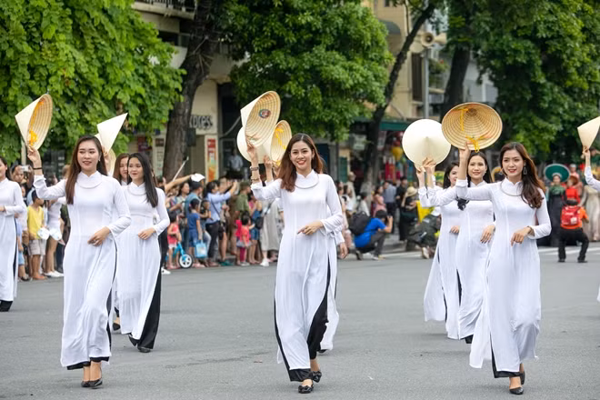 Thiếu nữ Hà thành thướt tha trong tà áo dài dạo phố.