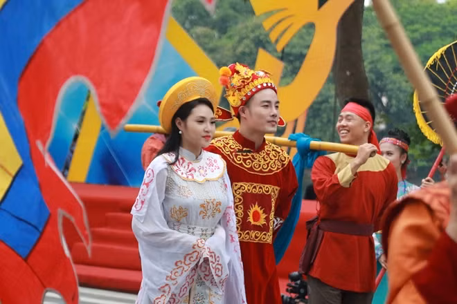 Tái hiện rước Trạng vinh quy do các nghệ sĩ của Nhà hát chèo Việt Nam thể hiện