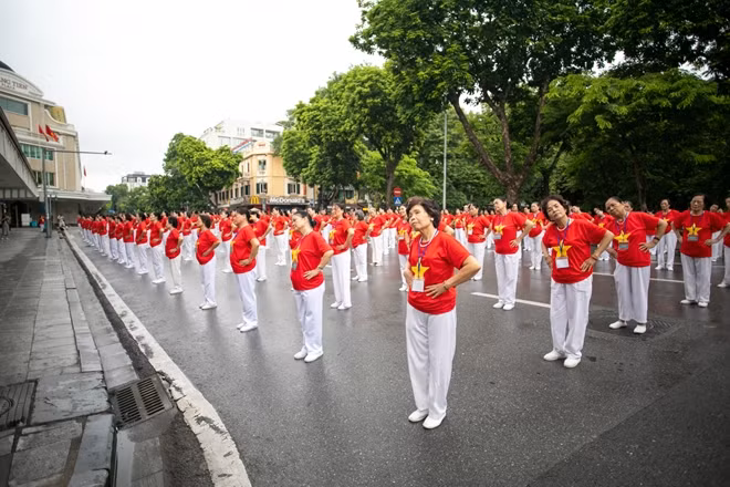 Cùng với các hoạt động chào mừng kỷ niệm 10 năm điều chỉnh địa giới hành chính thành phố Hà Nội, lễ hội đường phố “Tinh hoa Hà Nội - Hội tụ và tỏa sáng” góp phần tạo không khi vui tươi, phấn khởi trong các tầng lớp nhân dân Thủ đô và du khách đến Hà Nội.