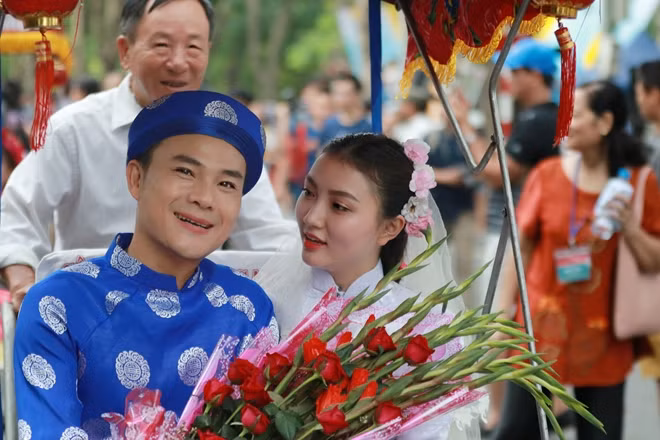 Cô dâu chú rể với trang phục và phong cách trang điểm mang dấu ấn của thời bao cấp.