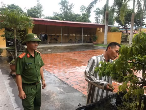 Cán bộ Trại giam số 5 hướng dẫn phạm nhân lao động. Cán bộ Trại giam số 5 hướng dẫn phạm nhân lao động.
