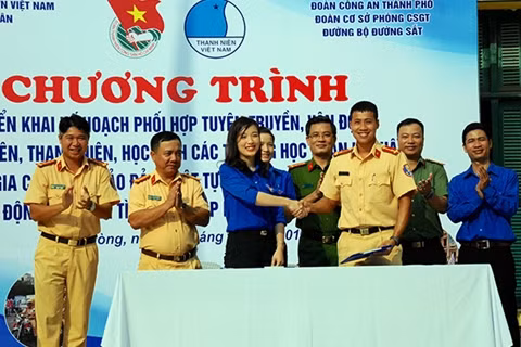 Phối hợp tuyên truyền pháp luật về an toàn giao thông cho học sinh