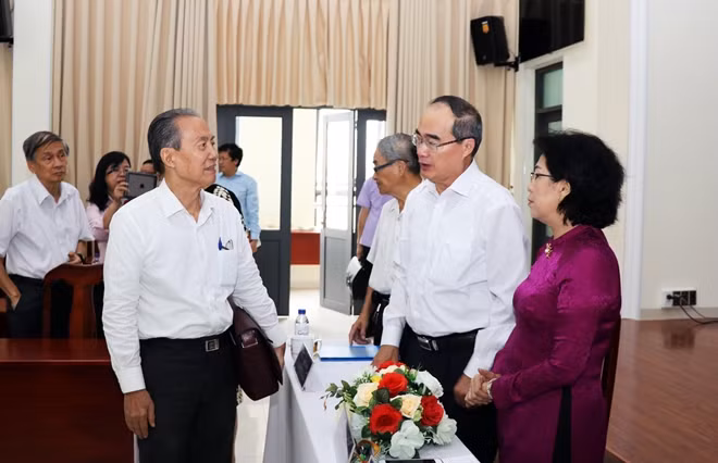 Bí thư Thành ủy thành phố Hồ Chí Minh Nguyễn Thiện Nhân trao đổi với đại biểu dự buổi tọa đàm. Ảnh: TTXVN
