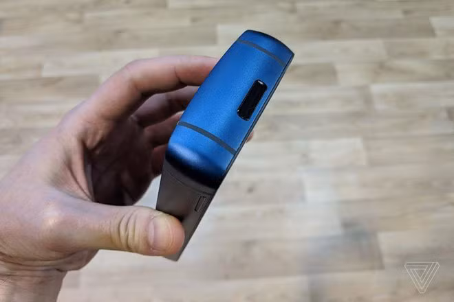Cũng vì mang viên pin lớn nên thiết kế của Energizer Power Max P18K Pop có phần khá “vạm vỡ” khi dày đến 18mm, khoảng 3 chiếc Galaxy S10 chồng lên nhau.