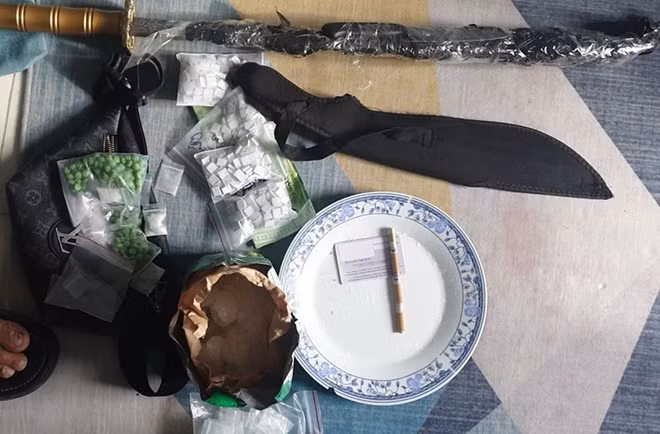 Ma túy và hung khí thu giữ tại nhà Kiên.