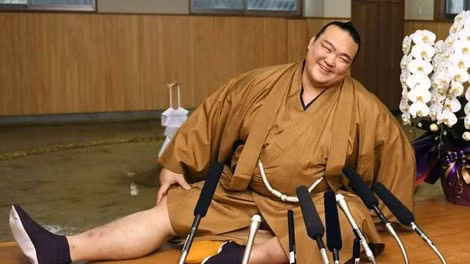 Kisenosato, nhà vô địch Sumo đầu tiên người Nhật Bản kể từ năm 1998. Kisenosato, nhà vô địch Sumo đầu tiên người Nhật Bản kể từ năm 1998.