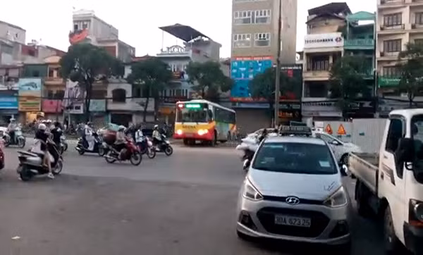 "Hung thần đường phố" vô tư lao qua dải phân cách để quay đầu.