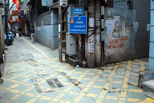 Làn đường ưu tiên "BRT" dành riêng cho người đi bộ được UBND phường Hạ Đình thử nghiệm trong ngõ 342 Khương Đình.