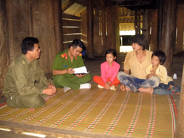 Công an huyện Văn Bàn trong một chuyến công tác tuyên truyền, vận động người dân “nói không” với ma túy. Công an huyện Văn Bàn trong một chuyến công tác tuyên truyền, vận động người dân “nói không” với ma túy.