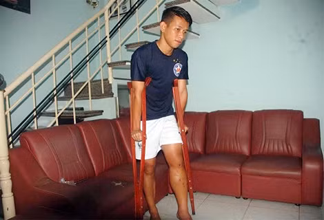 Dù đã rất cố gắng, nhưng cuối cùng Anh Khoa đã phải chính thức đầu hàng chấn thương. Dù đã rất cố gắng, nhưng cuối cùng Anh Khoa đã phải chính thức đầu hàng chấn thương.