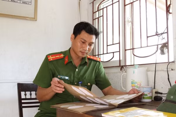 Cán bộ quản giáo Trại tạm giam lật giở hồ sơ phạm nhân tâm thần.