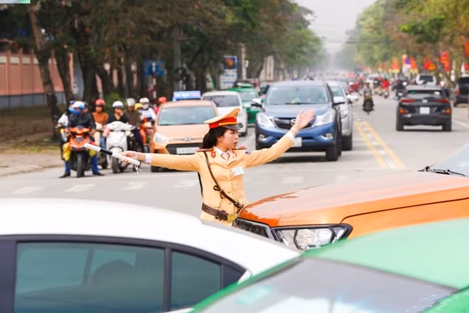 Với 100% quân số được huy động, bởi vậy không khó để bắt gặp cả những "bóng hồng" đứng điều tiết giao thông giữa gió rét, khó bụi…