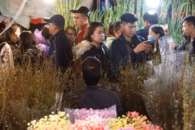 Các bạn trẻ đi chơi chợ hoa đêm.