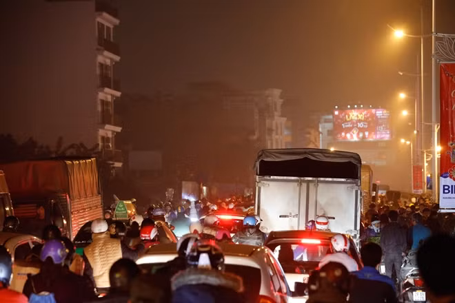 Vốn dĩ chợ hoa Quảng An mở vào buổi đêm là bởi đây là thời điểm giao thông thoáng đãng nhất vậy những ngày cận Tết, nửa đêm rồi mà tuyến đường Âu Cơ vẫn chen chúc người và xe.
