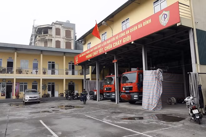 Còn vài ngày nữa sẽ bước sang năm Canh Tý 2020, không khí Tết, sắc Xuân đã ngập tràn, len lỏi khắp nơi. Đối với các cán bộ chiến sĩ đội cảnh sát PCCC&CHCN quận Ba Đình dù phải ứng trực tại đơn vị nhưng không khí Tết nơi đây vẫn rộn ràng theo cách rất riêng của những người lính.