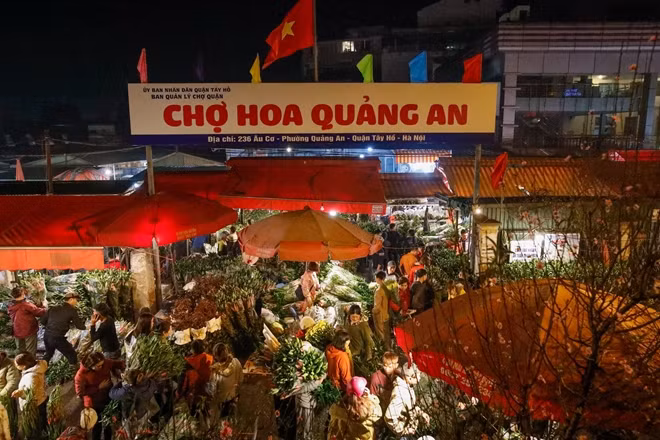 Với người dân thủ đô Hà Nội hẳn nhiên không ai không biết tới chợ hoa Quảng An, chợ đầu mối về hoa lớn nhất nhì thủ đô. Và mỗi dịp năm mới, chợ hoa Quảng An luôn tấp nập từ nửa đêm cho tới tận sáng ngày hôm sau để phục vụ tiểu thương, người dân và cả du khách.