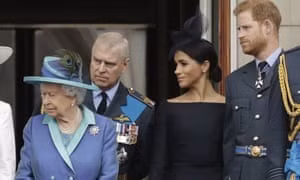 Từ trái qua: Nữ hoàng Anh, Quận công và Quận chúa vùng Sussex, Hoàng tử Andrew tại điện Buckingham.