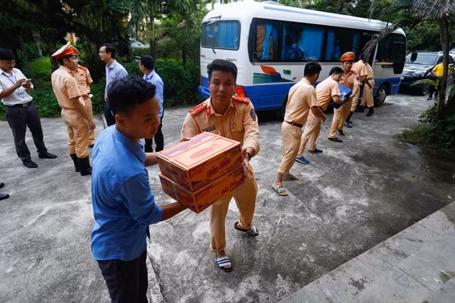 Cán bộ, chiến sĩ Cục Cảnh sát Giao thông mang đồ cứu trợ tới xã Tân Tiến. Trong đợt lũ lần này, Cục Cảnh sát Giao thông đã huy động chiến sĩ tới hỗ trợ người dân tại ba xã ngập nặng nhất là Tân Tiến, Nam Phương Tiến và Hoàng Văn Thụ.