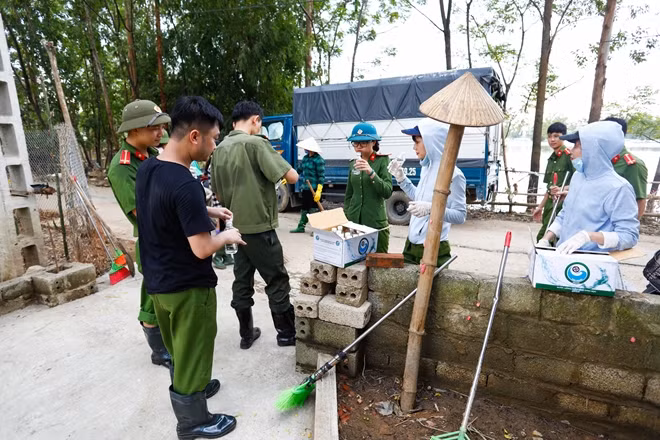 Phút nghỉ ngơi của những chiến sĩ công an.