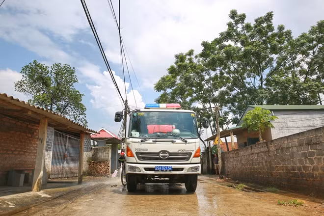 Để đảm bảo công tác Đơn vị này đã cử hơn 20 chiến sĩ cùng 2 xe chữa cháy, 2 máy bơm dã chiến phục vụ giúp đỡ người dân khắc phục sau lũ.