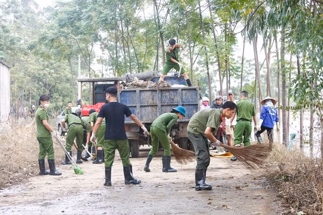 Dọn dẹp đường phố, thu dọn rác thải, giúp đỡ người dân phục hồi cuộc sống sau lũ.
