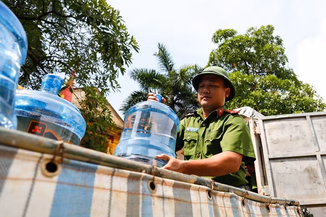Trung uý Nguyễn Chí Thanh, Phó Bí thư Đoàn, Công an huyện Chương Mỹ trực tiếp chỉ đạo tại hiện trường và tham gia vận chuyển, dọn dẹp cùng các chiến sĩ công an huyện.