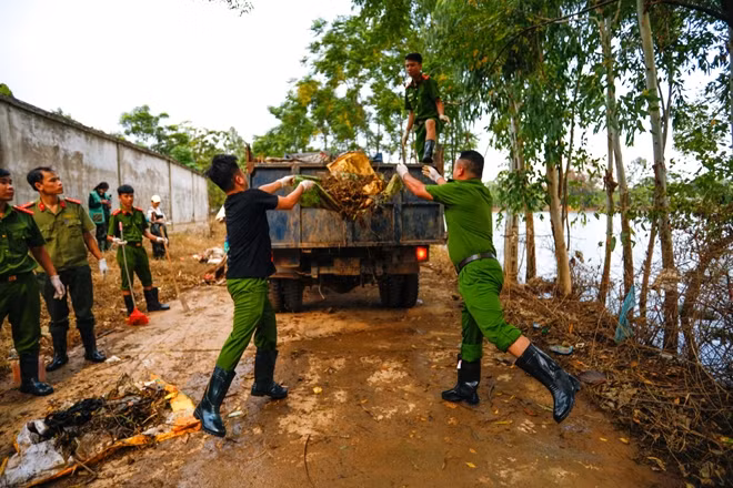 Rác thải được thu dọn sẽ chất lên xe tải, mang đến điểm tiêu huỷ.