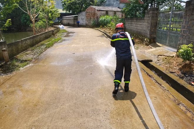 Trao đổi với PV, Trung tá Đỗ Ngọc Tuấn - Phó trưởng Phòng Cảnh sát PCCC số 9 cho biết: "Trước tình hình ngập lụt tại huyện Chương Mỹ, lãnh đạo phòng đã huy động lực lượng cùng trang thiết bị triển khai xuống địa phương làm nhiệm vụ dọn vệ sinh tất cả các khu vực như nhà dân, trường học, trạm y tế, đường liên xã và theo phương châm, nước rút đến đâu, lực lượng triển khai vệ sinh đến đấy để đảm bảo môi trường cho người dân, tránh dịch bệnh có nguy cơ bùng phát".