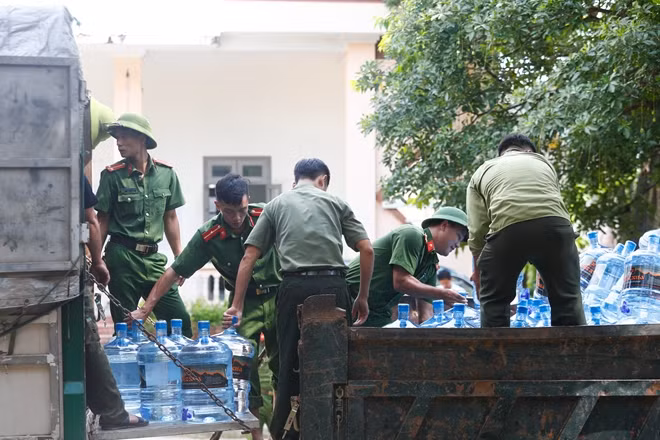 Lực lượng Công an huyện Chương Mỹ chuẩn bị vận chuyển đồ vào vùng còn ngập. Tới thời điểm hiện tại, hầu hết tại các điểm ngập nặng nước đã và đang rút dần; tuy nhiên vẫn còn một số thôn bị cô lập
