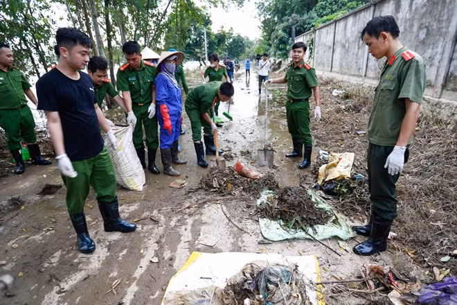 Ngập lâu, rác thải tụ lại cùng bùn đất tạo nên mùi xú uế rất khó chịu, để dọn dẹp rác thải, các chiến sĩ công an được trang bị ủng, găng tay và khẩu trang.