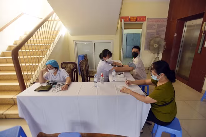 Tại khu vực khám sàng lọc trước tiêm, người dân sẽ được cán bộ y tế thông báo cụ thể những trường hợp hoãn tiêm chủng, gồm: Người đang mắc bệnh cấp tính; phụ nữ mang thai, phụ nữ đang nuôi con bằng sữa mẹ; những người bị suy giảm khả năng đáp ứng miễn dịch, ung thư giai đoạn cuối, xơ gan; người trong vòng 14 ngày trước có điều trị corticoid liều cao hoặc điều trị hóa trị, xạ trị; người trong vòng 90 ngày trước có điều trị immunoglobulin hoặc điều trị huyết tương của người bệnh COVID-19; tiêm vaccine khác trong vòng 14 ngày trước; người đã mắc COVID-19 trong vòng 6 tháng; người trên 65 tuổi; người bị giảm tiểu cầu hoặc rối loạn đông máu.