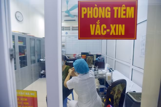Chia sẻ với PV sau khi được tiêm mũi đầu tiên vaccine Moderna phòng COVID-19, bà Cao Thuý Thi (SN 1961, quận Hoàn Kiếm) cho biết, từ khi có thông báo của chính quyền về việc triển khai tiêm chủng vaccine, người dân đã được tiếp cận thông tin và đăng ký rất dễ dàng, nhanh chóng. Trong bối cảnh dịch bệnh phức tạp như hiện nay thì việc tổ chức tiêm chủng cho toàn dân là sự cố gắng rất lớn của chính quyền. Việc tiêm vaccine không chỉ là quyền lợi với bản thân mà còn là nghĩa vụ với cộng đồng...