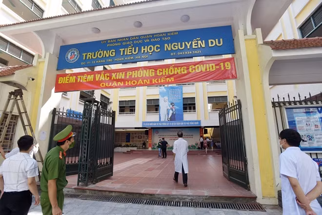 Sáng 27/7, Hà Nội bắt đầu đợt tiêm chủng vaccine phòng ngừa COVID-19 trên diện rộng. Ghi nhận của PV tại điểm tiêm chủng ở trường Tiểu học Nguyễn Du (phường Lý Thái Tổ, quận Hoàn Kiếm) do Trung tâm Y tế quận Hoàn Kiếm tổ chức.