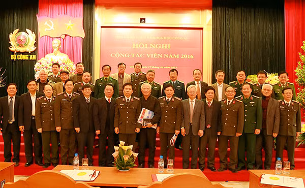 Lãnh đạo, cán bộ, chiến sỹ Viện Chiến lược và Khoa học Công an chụp ảnh với các cộng tác viên
