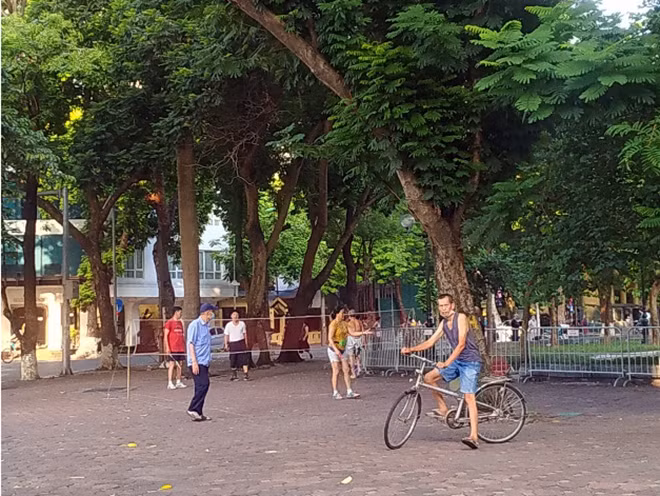 Tình trạng tương tự cũng diễn ra tại vỉa hè vườn hoa Hàng Đậu trên phố Phan Đình Phùng và khu vực đường Thanh Niên, đoạn giao với phố Trấn Vũ.