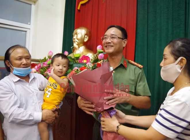 Gia đình cháu Gia Bảo tặng hoa cảm ơn lực lượng công an
